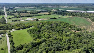 21708 E Eureka Rd, Independence, MO 64057 - photo 2