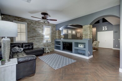 110 W Mountain Sage Dr-12