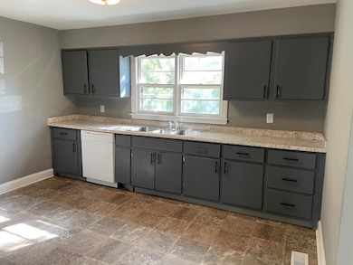 5913 E Manslick Rd, Louisville, KY 40219 - photo 4