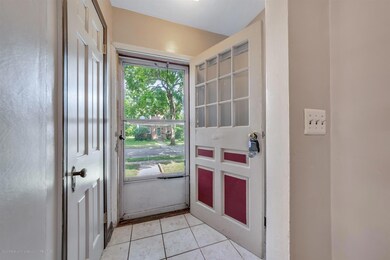 05-539 Charles St-WindowStill-Real-