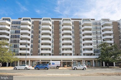 Town Square Towers unit 140, Washington, DC 20024 - photo 2