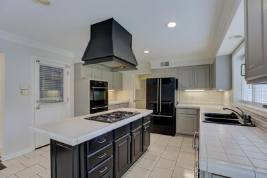 Gas stove in island, double ovens   Plenty of coun