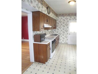 Kitchen. Natural wood cabinets combine well with w