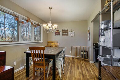 1505 Valley View dining room photo 1