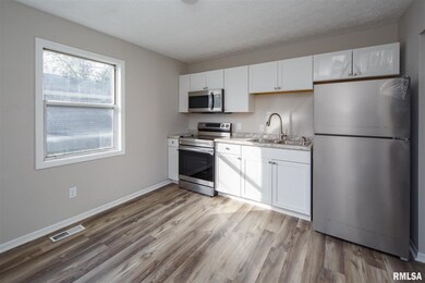 4015 Greenway Dr, Davenport, IA 52804 - photo 2