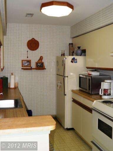 1641 Carriage House Terrace unit B, Silver Spring, MD 20904 - photo 3