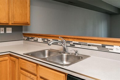 4007 Westover Rd SE unit B, Cedar Rapids, IA 52403 - photo 5