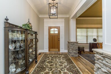 1025 Urlin Ave 001