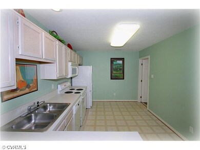 Kitchen - Good Sized Eat-In Kitchen with All Appli