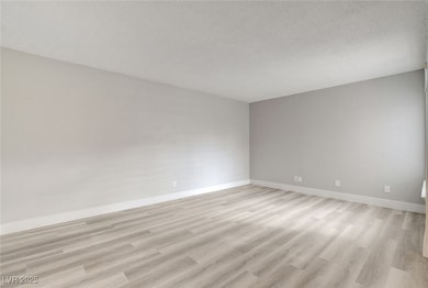 579 Roxella Ln unit B, Las Vegas, NV 89110 - photo 4