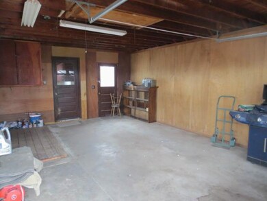 Parking Lot/Garage Attached garage