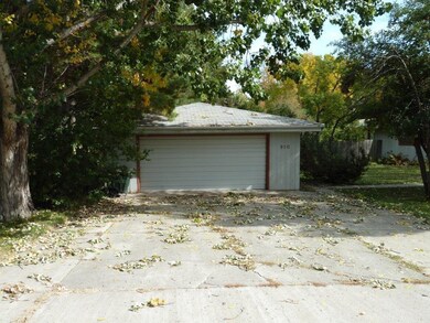 910 8th Ave NW, Jamestown, ND 58401 - photo 2