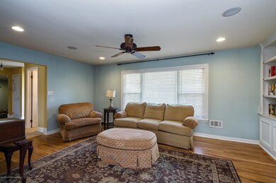 05_213CashelDrive_1_LivingRoom_HiRes