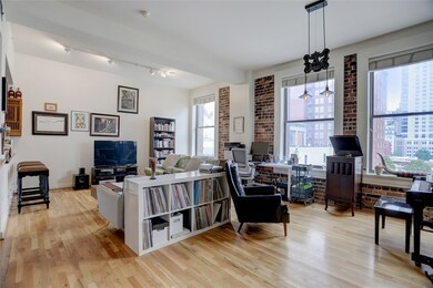 10' Ceilings, Hardwood floors and oversized window