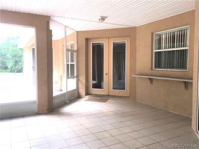 Screened breezeway