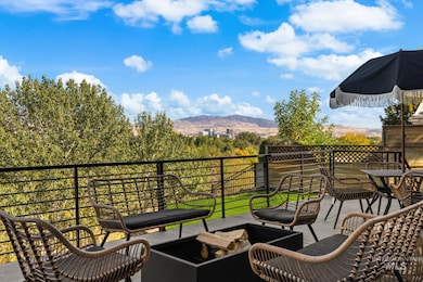 Balcony with a mountain view and an outdoor hangout area