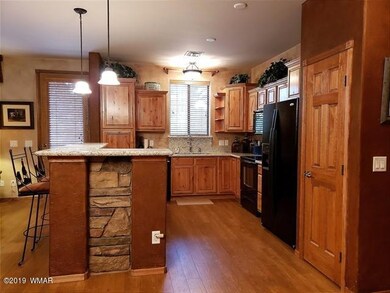 007_Kitchen with Breakfast Bar