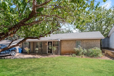 604 Stonewall Dr, Euless, TX 76039 - photo 2