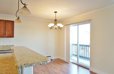 Dining area & breakfast bar