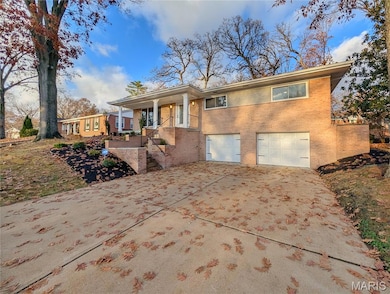 7639 Capilia Dr, Saint Louis, MO 63123 - photo 2