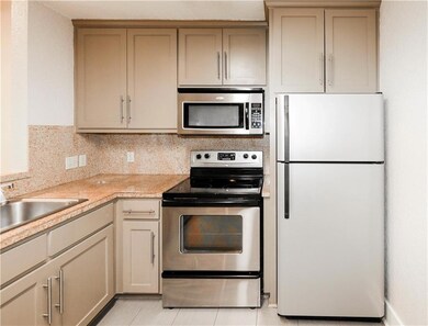 Kitchen with appliances with stainless steel fini