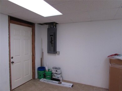 1231 Apache Trail NW, Cedar Rapids, IA 52405 - photo 3