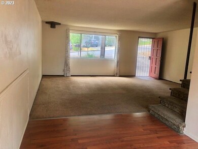 Living Room/Entrance