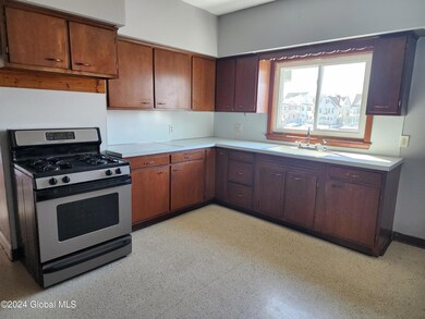 27 Mc Clellan St unit 2nd Fl, Schenectady, NY 12304 - photo 5