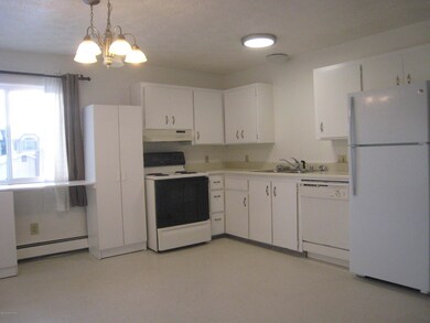 Good kitchen - bright!