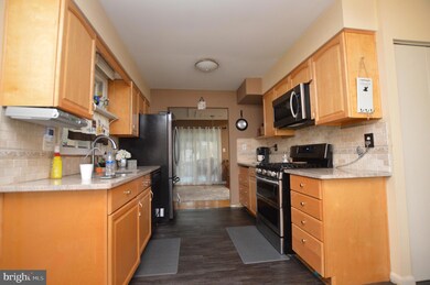 8411 Magnolia Dr, Lanham, MD 20706 - photo 5