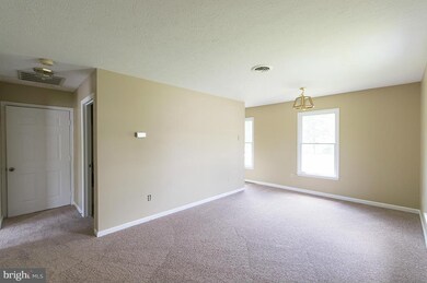 907 N Royal Ave unit APARTMENT A, Front Royal, VA 22630 - photo 3