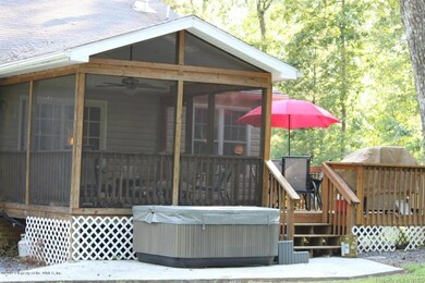 Screened in Porch W hot tub