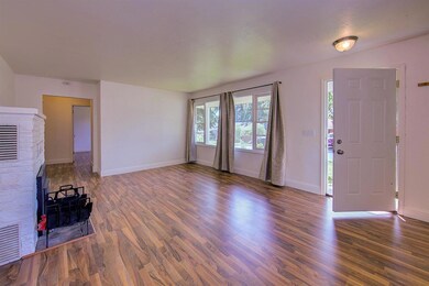 1353 NE Evans St, Grants Pass, OR 97526 - photo 3