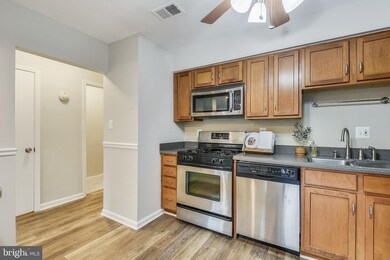 11935 Travistock Ct, Reston, VA 20191 - photo 4