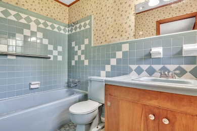 Primary Bathroom (11)
