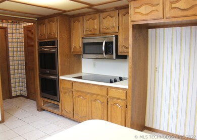 Open eat-in kitchen with breakfast nook; stainless
