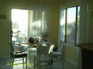 Sunny eat-in kitchen!
