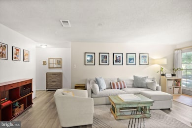 12116 Greenway Ct unit 202, Fairfax, VA 22033 - photo 2