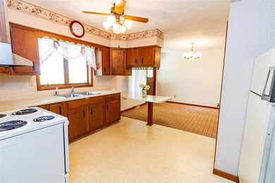 308 Maple St, Center Point, IA 52213 - photo 6