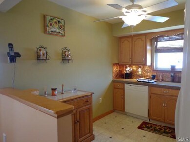 699 Oakwood St, Easton, PA 18045 - photo 5