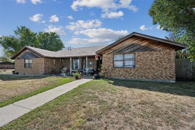 Ranch-style house with a front yard