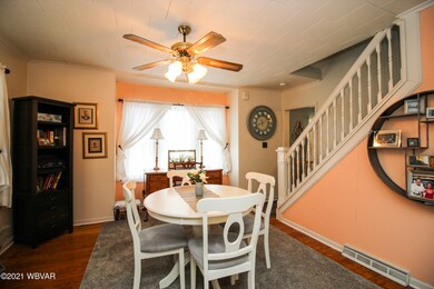 Dinning room stairway