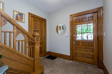 003-Foyer-2836057-medium