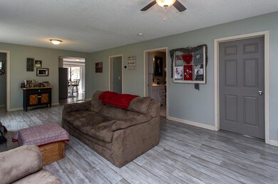 822 W 5th St-10