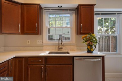 8211 Labbe Ln, Vienna, VA 22182 - photo 6