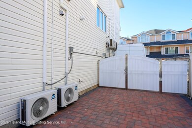 135 Alex Cir, Staten Island, NY 10305 - photo 7