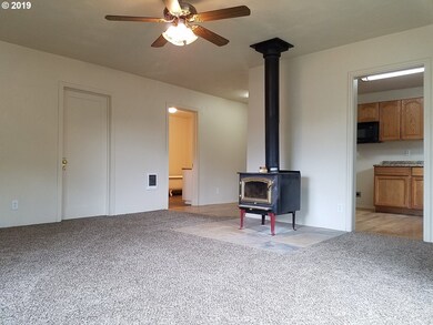 545 A St, Creswell, OR 97426 - photo 4