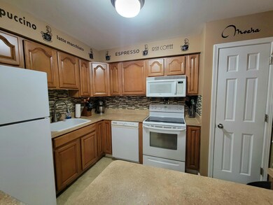 611 Dlyn St, Columbus, OH 43228 - photo 4