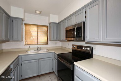 NICE KITCHEN WITH LOTS OF CUPBOARD SPACE
