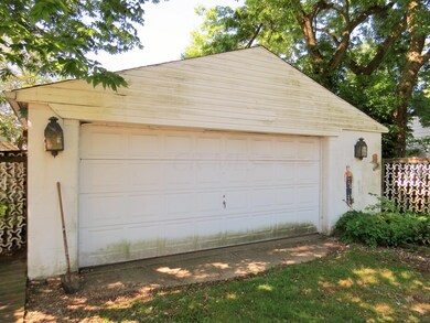 2.5 Car Detached Garage